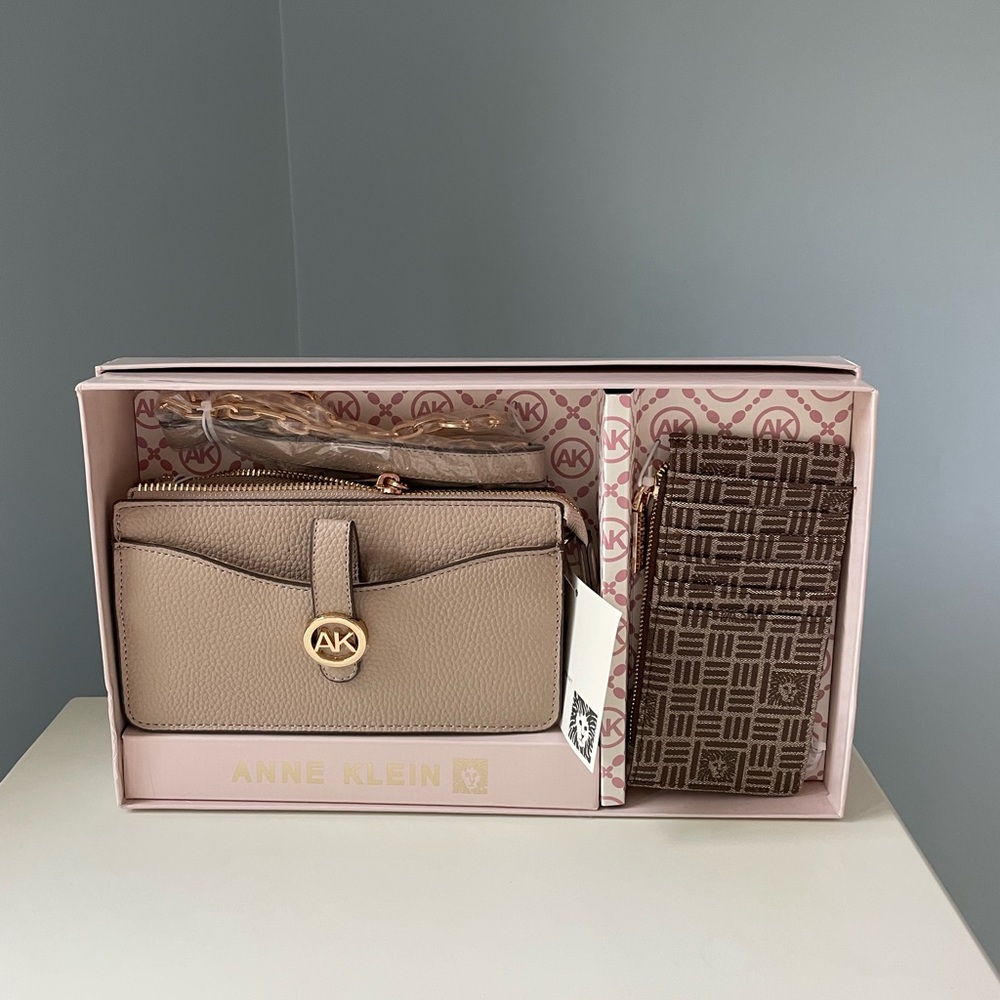NWT ANNE KLEIN Boxed Wallet on a Chain Crossbody with Cardholder in Stone (Tan)